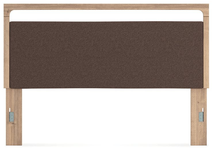 Kinlanni Upholstered Bed - Great Lake Furnishings  (MI)